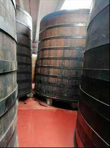 Alte Wein- und Balsamicofässer als Rohstoffe Quelle das Bild zeigt mehrere Faesser