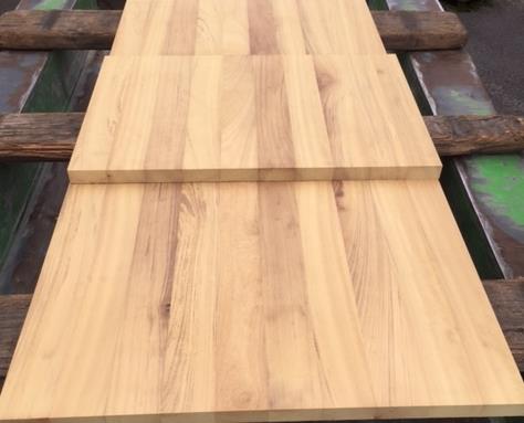 das Foto zeigt massive Iroko Tischplatten