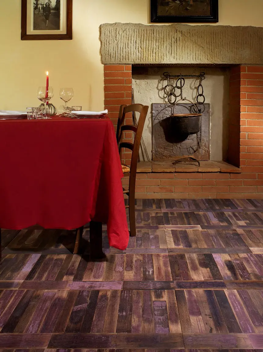 Holz Upcycling in der modernen Architektur. das Foto zeigt einen einzigartigen Boden aus Barriquefässer.