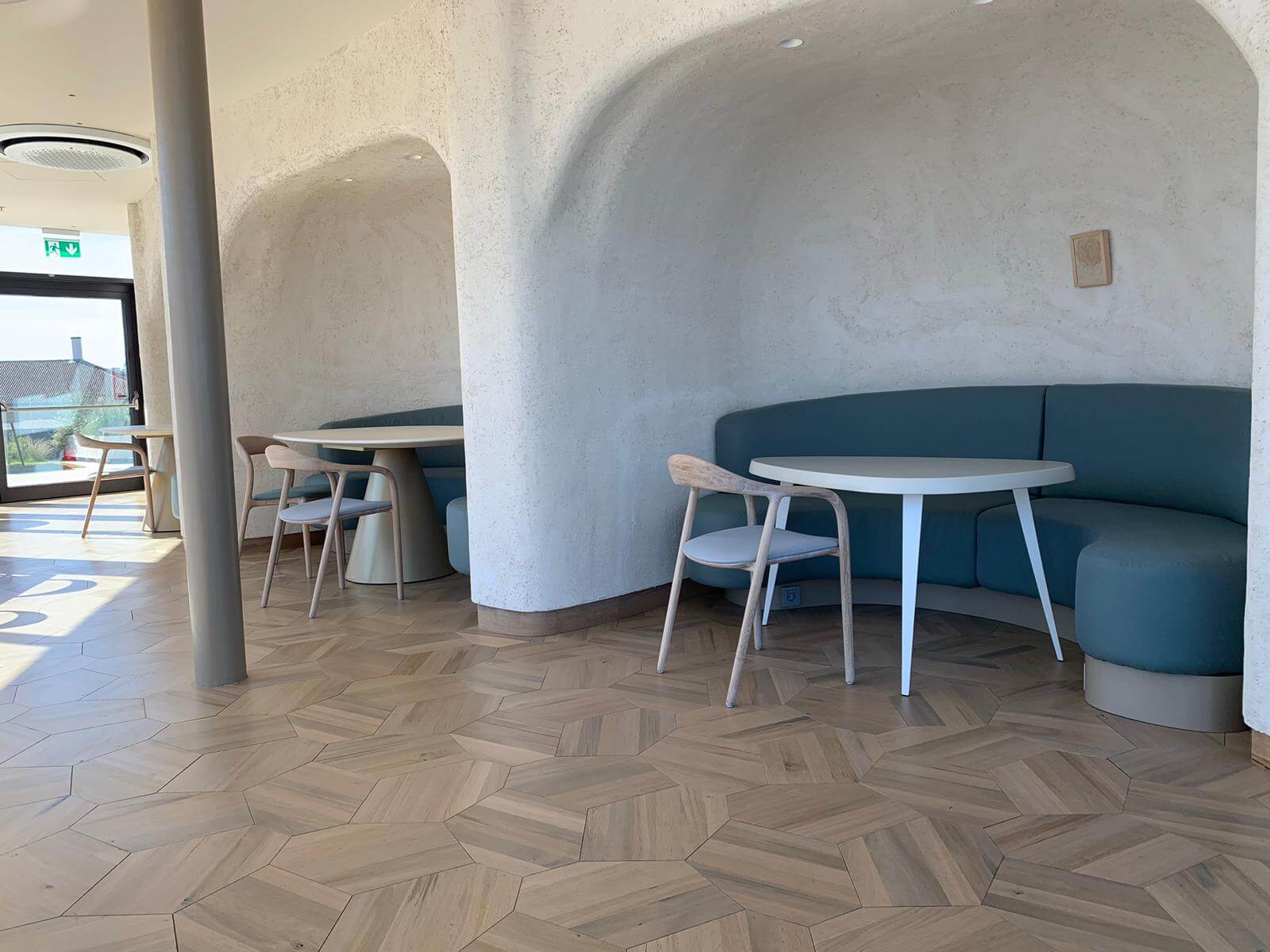 Vintage Pakett im Restaurant das Foto zeigt ein Restaurant in dem Parkett aus dem Holz Upcycling verlegt wurde