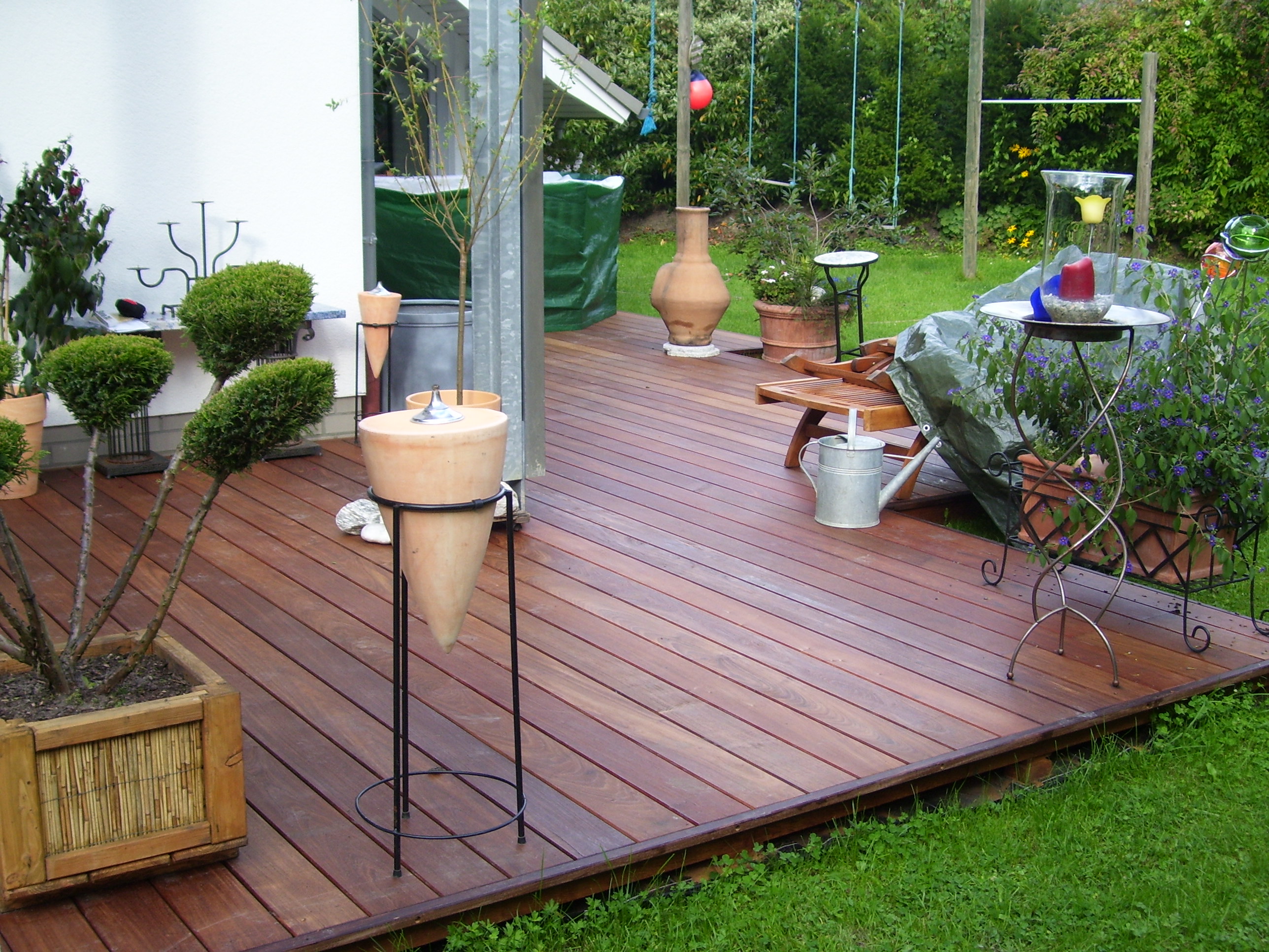 das Foto zeigt eine IPE Holz Terrasse