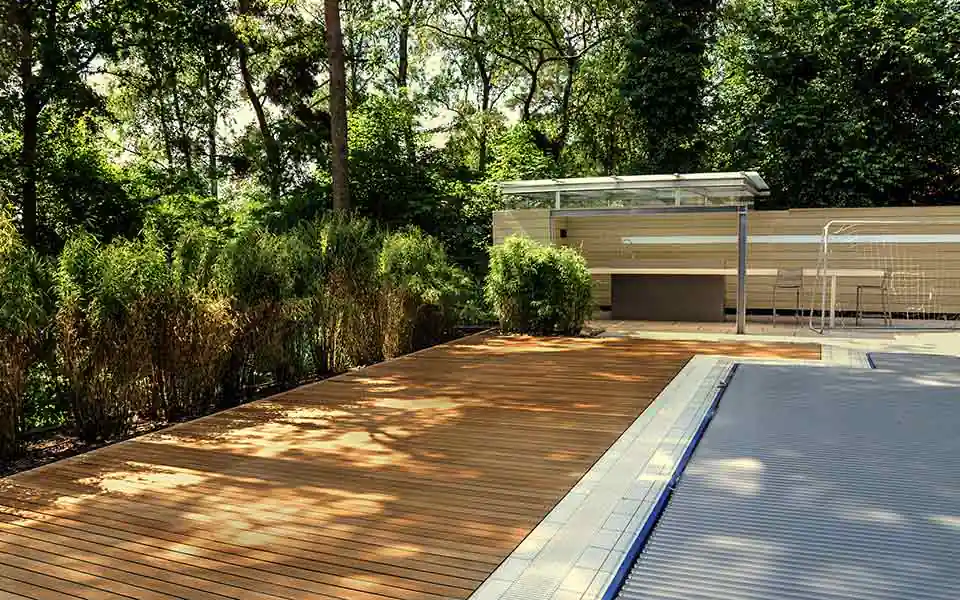 das Foto zeigt ein Teakholz Sonnendeck als Poolumrandung.