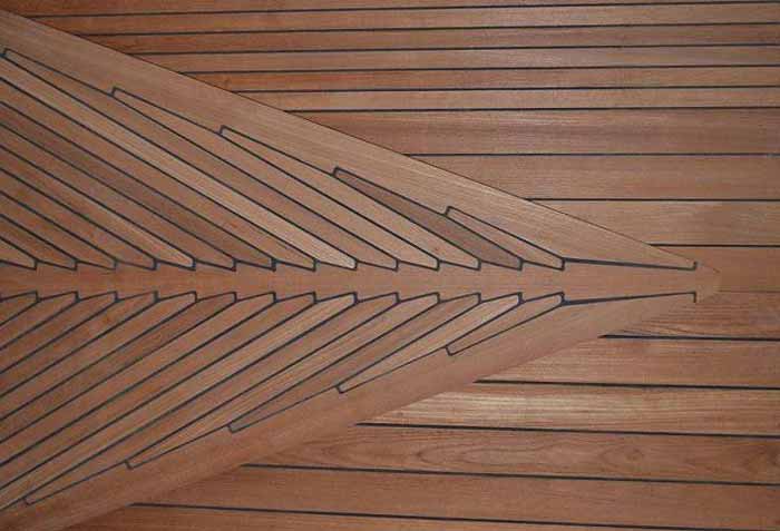 das Bild zeigt zwei Musterplatten Schiffsdeckparkett übereinander liegend