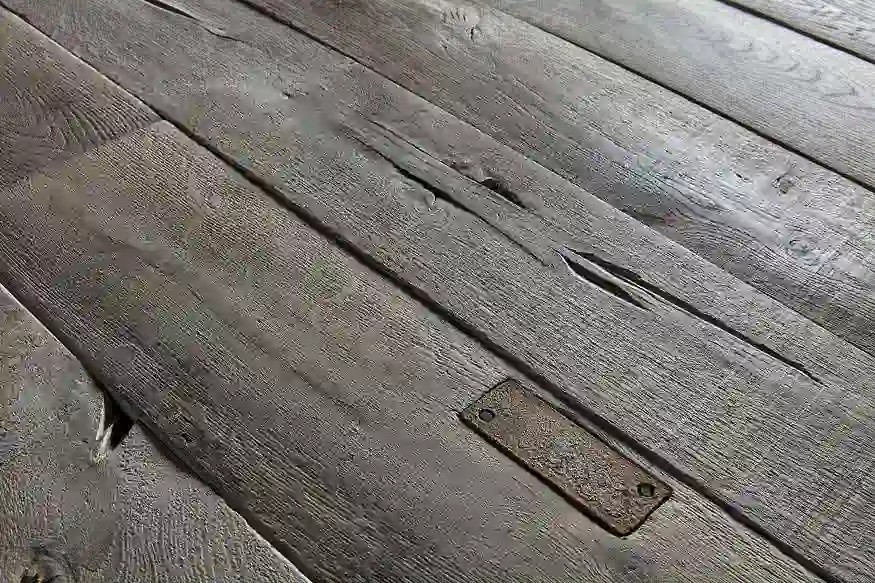 Foto zeigt rustikale Holzdielen mit einem Metallbeschlag