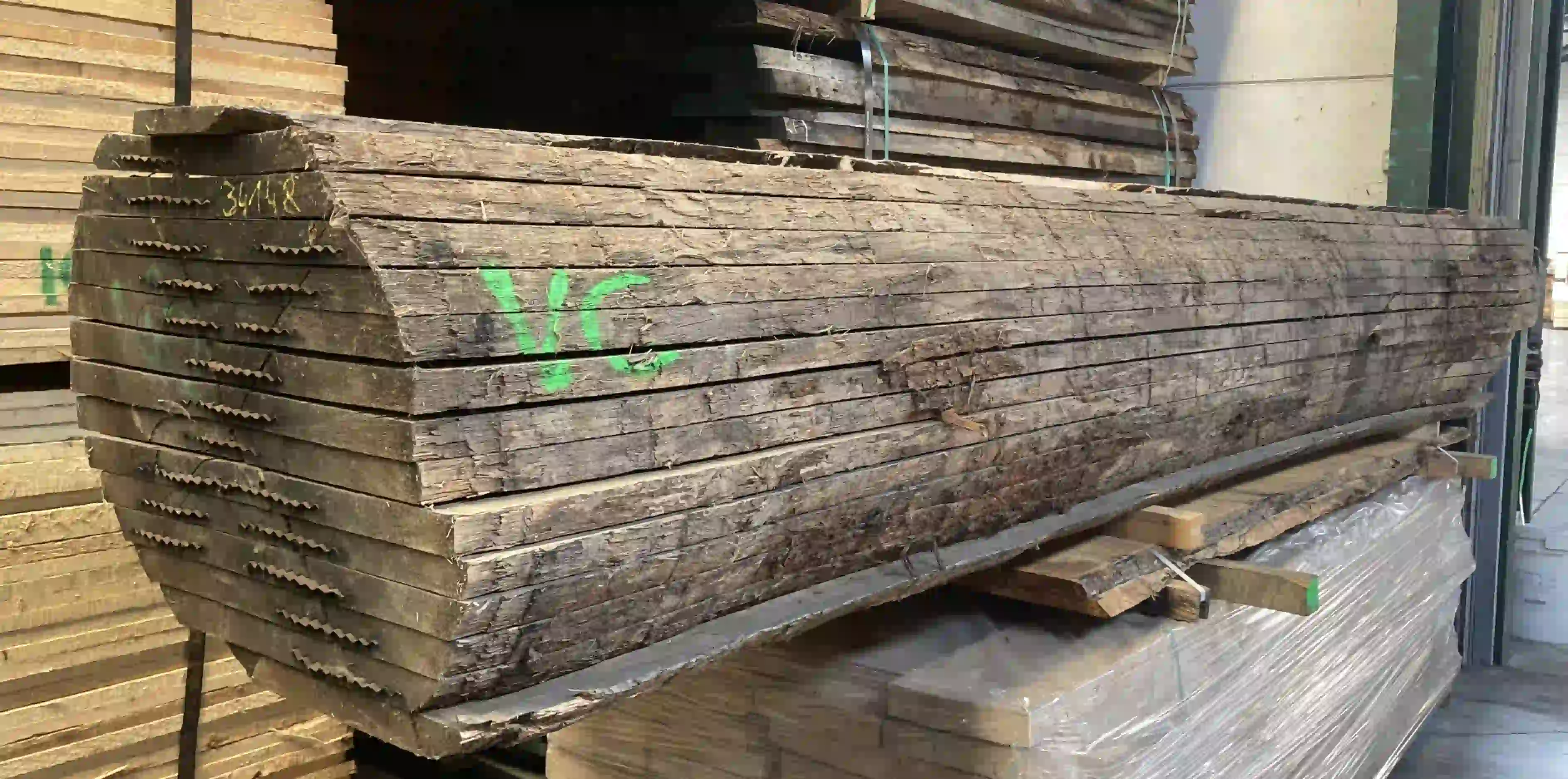 das Foto zeigt einen aufgeschnittenen Eichenholzstamm im Holzlager