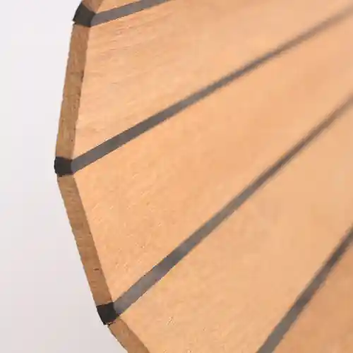 das Bild zeigt eine gebogene Teakdeckplatte