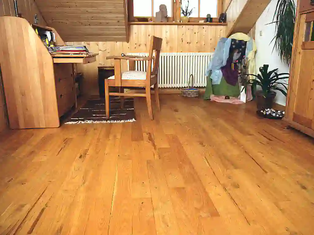 Foto zeigt Kastanie Vollholzdielen in der Rustikal Sortierung